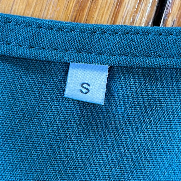 Hunter green long sleeve babydoll style dress. V-Neck. Elastic cuffs. Size Small - Picture 2 of 10